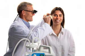 Oorsmeer verwijderen met microscutie en curettage onder direct zicht van de hoofdgedragen Vorotek  O Scope. De binoculaire hoofdgedragen microscoop. Microscutie is een veilige en droge manier om oorsmeer te verwijderen