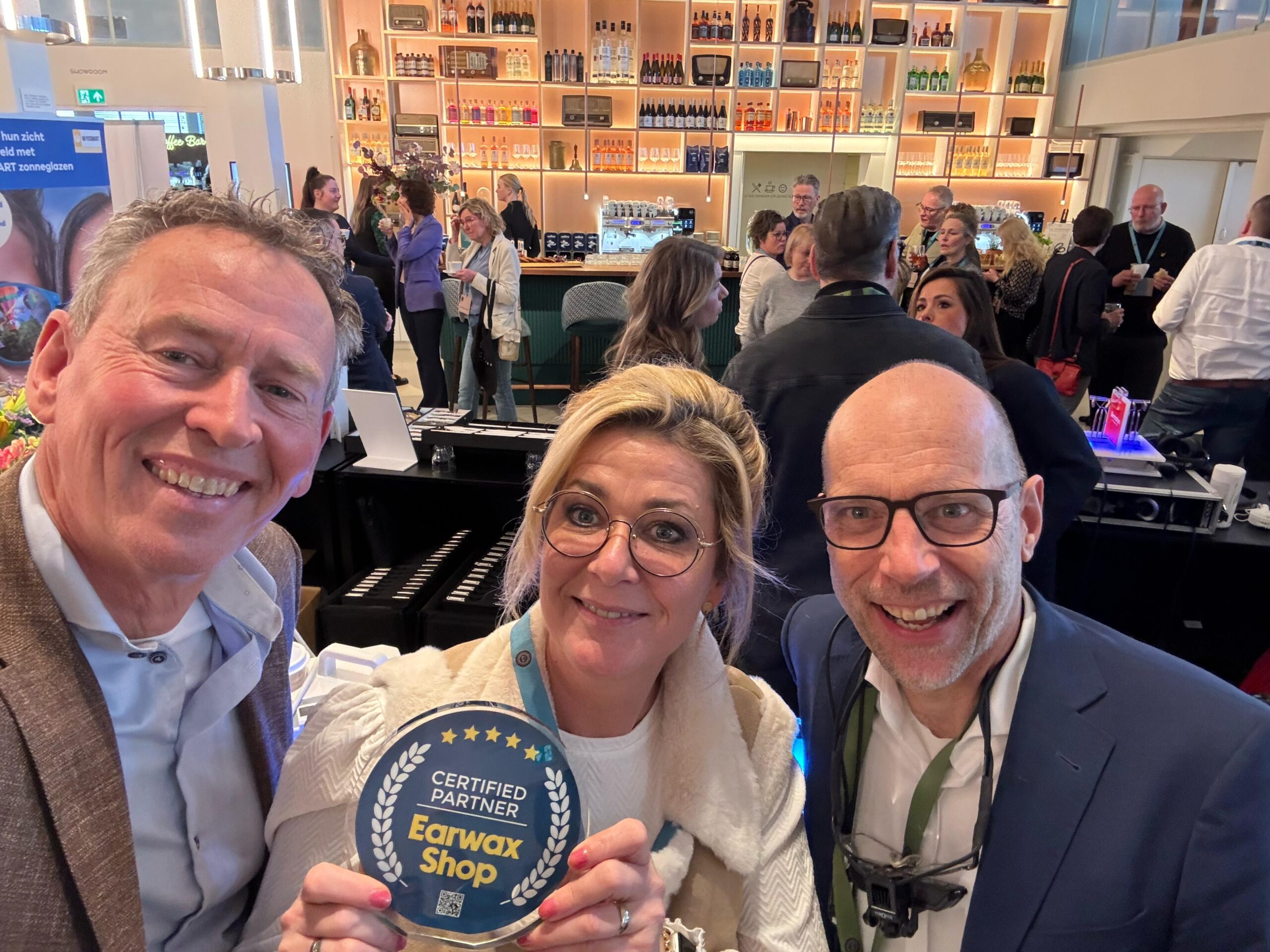 Uitreiking van het EarwxShop Keurmerk aan Triage Audicien Rachel Walravens door René Kamminga en KNO-arts dr. Jan Rombout