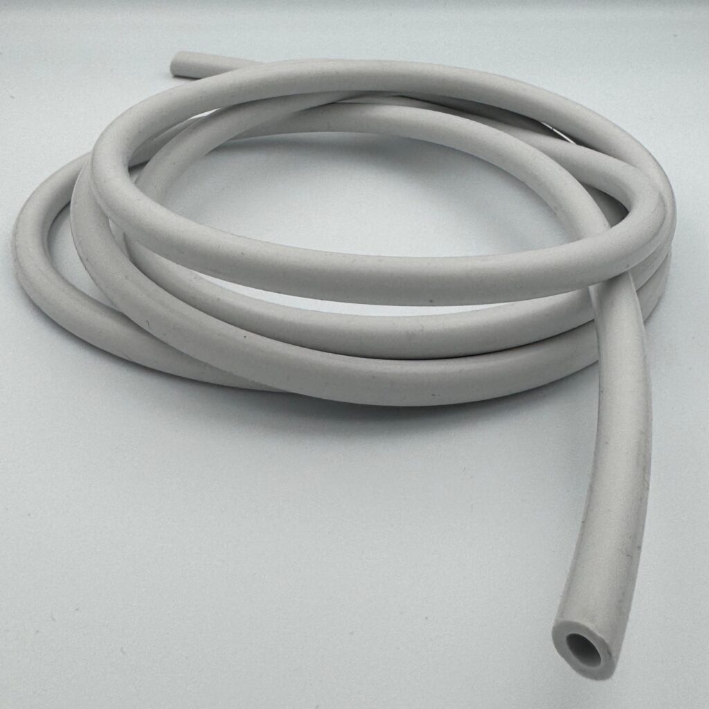 Flexibele siliconen slang van Alsoka Medical voor gebruik met de vacuümpomp om oren uit te zuigen