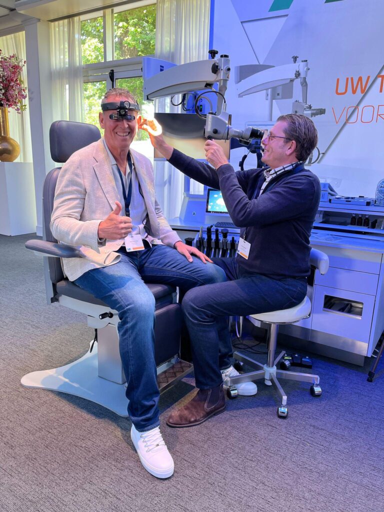 De vaste operatie microscoop en de Vorotek O Scope hoofdgedragen microscoop van Alsoka Medical in één foto