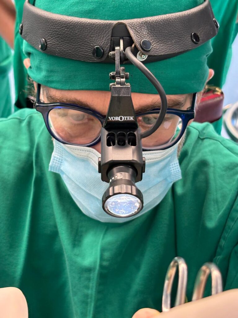 Der Allgemeinchirurg Paolo Parimbelli verwendet den Vorotek Scheinwerfer der X-Serie im Camama Maternal and Infant Hospital in Uganda.